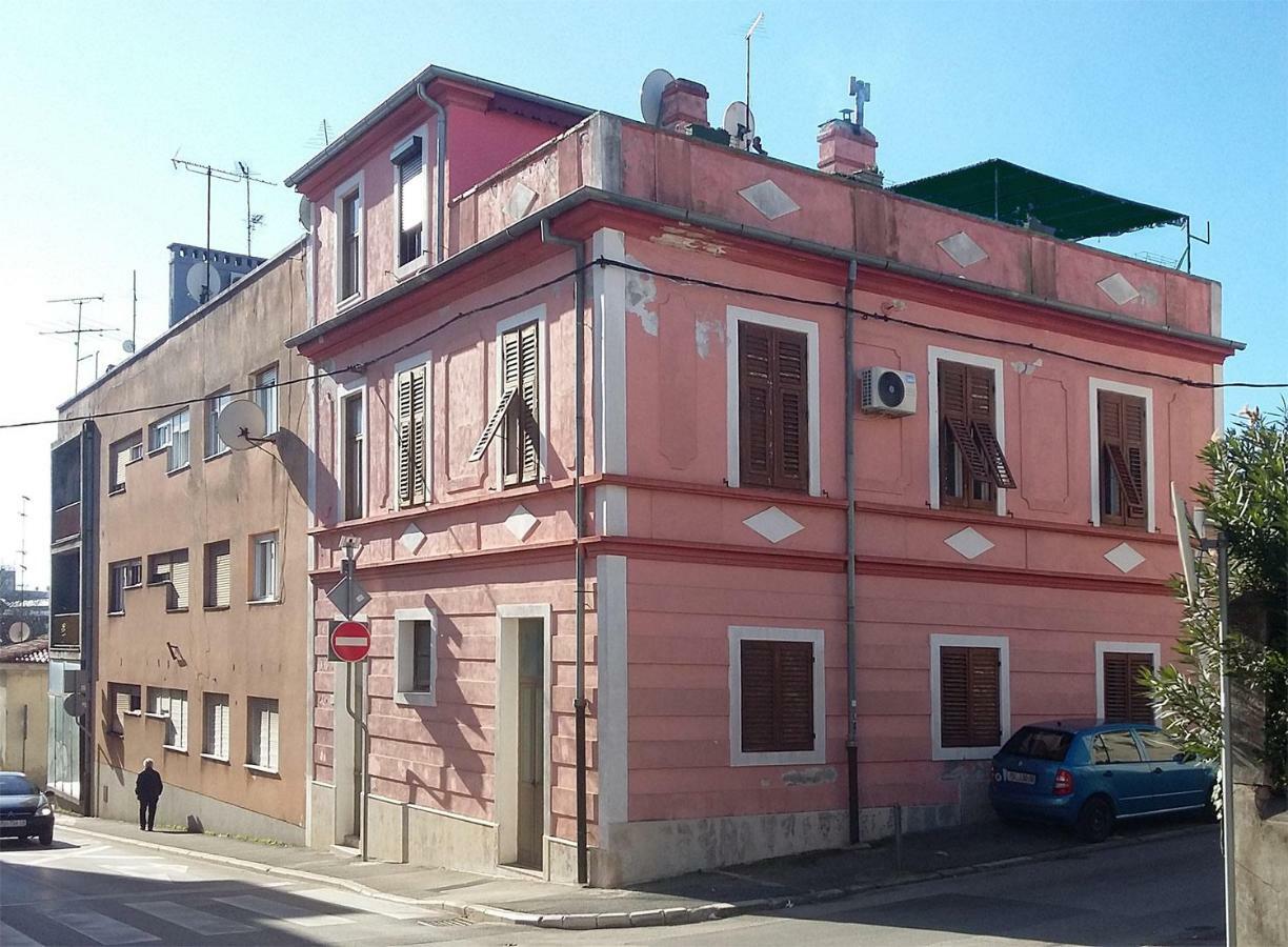 Apartment In Centre With Huge Terace Pula Eksteriør billede